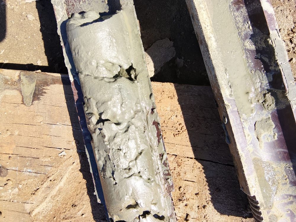 Testemunho de rocha retirado em sondagem rotativa, apoiado em caixa de campo do Grupo NEV